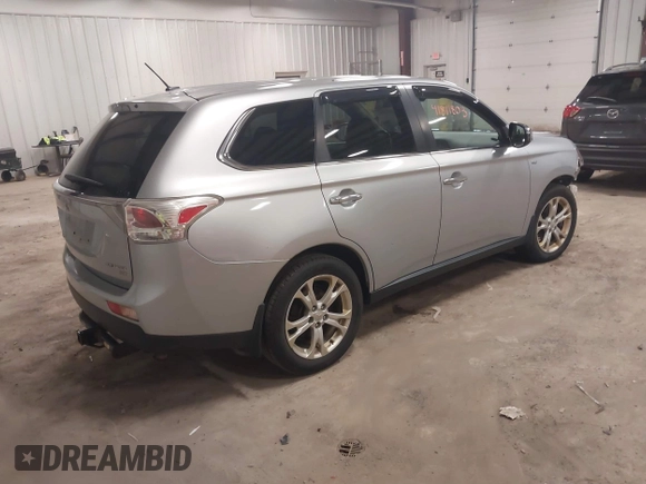 2014 Mitsubishi Outlander GT z VIN JA4JZ4AX6EZ015919, wystawiony jako IAAI lot #41811803 z przebiegiem 182 458 mil mil oraz . Historia ofert i sprzedaży dostępna na DreamBid. Obrazek 4.