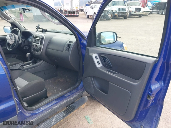 2005 Ford Escape XLT with VIN 1FMYU93155KB49222, listed as a IAAI auction lot 42055463 with 208,866 mi miles. Bid and sale history available at carsss.com. Image 5.