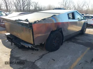 2025 Tesla Cybertruck Cyberbeast z VIN 7G2CEHEE9SA061735, wystawiony jako IAAI lot #41839731 z przebiegiem Nie podano mil oraz . Historia ofert i sprzedaży dostępna na DreamBid. Obrazek 4.