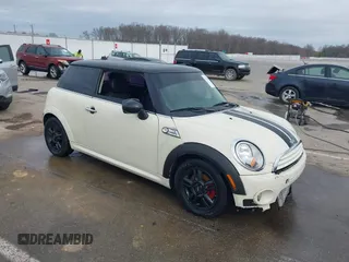 2011 MINI Hardtop z VIN WMWSU3C52BT092653, wystawiony jako IAAI lot #41788535 z przebiegiem 161 510 mil mil oraz . Historia ofert i sprzedaży dostępna na DreamBid. Obrazek 1.