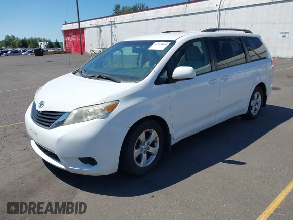 2013 Toyota Sienna LE AAS z VIN 5TDKK3DC0DS352376, wystawiony jako IAAI lot #42734860 z przebiegiem 184 622 mil mil oraz . Historia ofert i sprzedaży dostępna na DreamBid. Obrazek 17.
