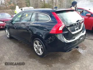 2015 Volvo V60 T5 Drive-E Premier z VIN YV140MEK3F1267715, wystawiony jako IAAI lot #41227560 z przebiegiem 102 244 mil mil oraz . Historia ofert i sprzedaży dostępna na DreamBid. Obrazek 3.