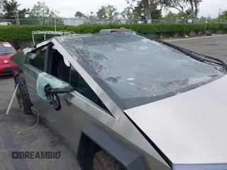 2024 Tesla Cybertruck z VIN 7G2CEHED9RA017042, wystawiony jako IAAI lot #42098366 z przebiegiem 11 652 mil mil oraz . Historia ofert i sprzedaży dostępna na DreamBid. Obrazek 6.