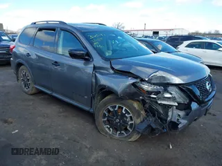 2020 Nissan Pathfinder SL z VIN 5N1DR2CM3LC647508, wystawiony jako IAAI lot #41595587 z przebiegiem 53 817 mil mil oraz . Historia ofert i sprzedaży dostępna na DreamBid. Obrazek 1.
