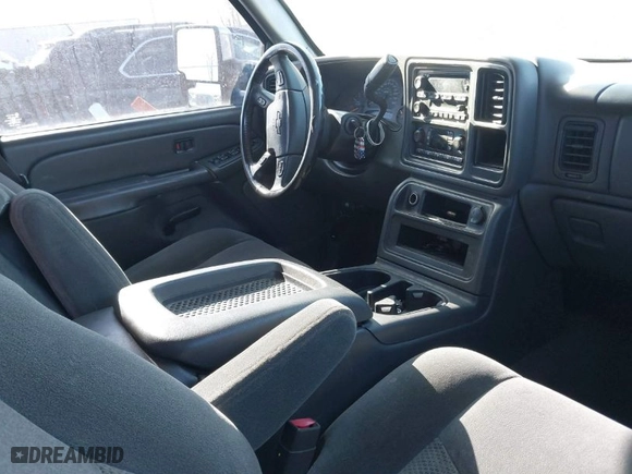 2006 Chevrolet Silverado 2500HD Work Truck with VIN 1GCHK23296F110752, listed as a IAAI auction lot 41420825 with 224,625 mi miles. Bid and sale history available at carsss.com. Image 5.