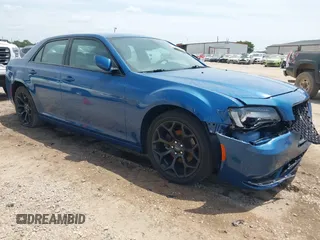 2020 Chrysler 300 S z VIN 2C3CCABG7LH188735, wystawiony jako IAAI lot #42051069 z przebiegiem 83 536 mil mil oraz . Historia ofert i sprzedaży dostępna na DreamBid. Obrazek 1.