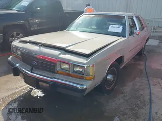 1988 Ford Crown Victoria z VIN 2FABP74F8JX224055, wystawiony jako IAAI lot #42185854 z przebiegiem 32 378 mil mil oraz . Historia ofert i sprzedaży dostępna na DreamBid. Obrazek 2.