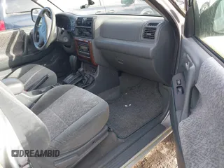 2002 Isuzu Rodeo z VIN 4S2DM58W924321403, wystawiony jako IAAI lot #41503572 z przebiegiem 235 072 mil mil oraz . Historia ofert i sprzedaży dostępna na DreamBid. Obrazek 5.