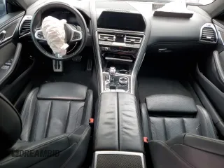 2022 BMW 8 Series M850i z VIN WBAGV8C02NCK08667, wystawiony jako Copart lot #55632805 z przebiegiem 22 737 mil mil oraz Szkody całkowita. Historia ofert i sprzedaży dostępna na DreamBid. Obrazek 8.