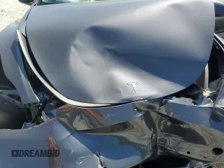 2022 Tesla Model Y Long Range z VIN 7SAYGDEE9NA014319, wystawiony jako Copart lot #53003555 z przebiegiem Nie podano mil oraz Szkody całkowita. Historia ofert i sprzedaży dostępna na DreamBid. Obrazek 12.