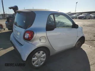 2016 Smart fortwo Passion z VIN WMEFJ5DAXGK125319, wystawiony jako Copart lot #87961455 z przebiegiem 37 246 mil mil oraz Szkody całkowita. Historia ofert i sprzedaży dostępna na DreamBid. Obrazek 3.