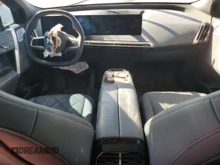 2023 BMW iX M60 z VIN WB533CF00PCM07995, wystawiony jako Copart lot #46043845 z przebiegiem Nie podano mil oraz Szkoda całkowita • Salvage title. Historia ofert i sprzedaży dostępna na DreamBid. Obrazek 8.
