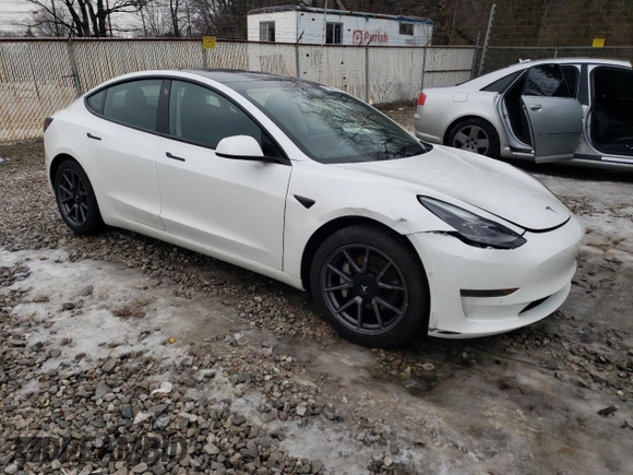 2022 Tesla Model 3 z VIN 5YJ3E1EAXNF118748, wystawiony jako Copart lot #43690075 z przebiegiem 52 494 mil mil oraz Szkoda całkowita • Salvage title. Historia ofert i sprzedaży dostępna na DreamBid. Obrazek 4.