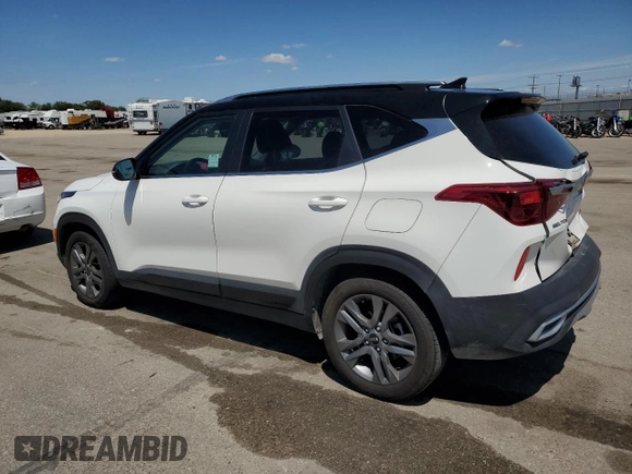 2021 Kia Seltos S z VIN KNDEU2AA5M7075898, wystawiony jako Copart lot #57243215 z przebiegiem 48 361 mil mil oraz Szkoda całkowita • Salvage title. Historia ofert i sprzedaży dostępna na DreamBid. Obrazek 2.