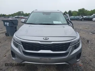 2021 Kia Seltos EX z VIN KNDERCAAXM7152773, wystawiony jako IAAI lot #42358182 z przebiegiem 49 120 mil mil oraz . Historia ofert i sprzedaży dostępna na DreamBid. Obrazek 13.