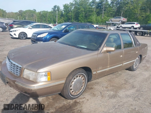 1998 Cadillac DeVille z VIN 1G6KD54Y3WU730001, wystawiony jako IAAI lot #42369702 z przebiegiem 88 540 mil mil oraz . Historia ofert i sprzedaży dostępna na DreamBid. Obrazek 2.