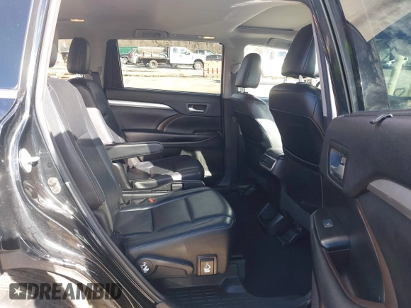 2018 Toyota Highlander SE with VIN 5TDJZRFH0JS533976, listed as a IAAI auction lot 41820619 with 131,015 mi miles and . Bid and sale history available at DreamBid. Image 8.