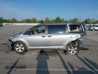 2013 Toyota Sienna L z VIN 5TDZK3DC2DS321418, wystawiony jako IAAI lot #42095972 z przebiegiem 189 688 mil mil oraz . Historia ofert i sprzedaży dostępna na DreamBid. Obrazek 15.