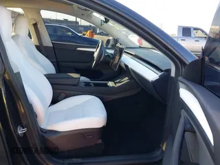 2024 Tesla Model Y с VIN 7SAYGDED7RF056018, выставлен на аукционе IAAI как лот 41322262 с пробегом 3 619 миль миль и . История ставок и продаж доступна на DreamBid. Изображение 5.