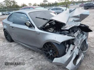 2013 BMW 1 Series 135i z VIN WBAUC9C55DVM13316, wystawiony jako IAAI lot #41037233 z przebiegiem Nie podano mil oraz . Historia ofert i sprzedaży dostępna na DreamBid. Obrazek 1.