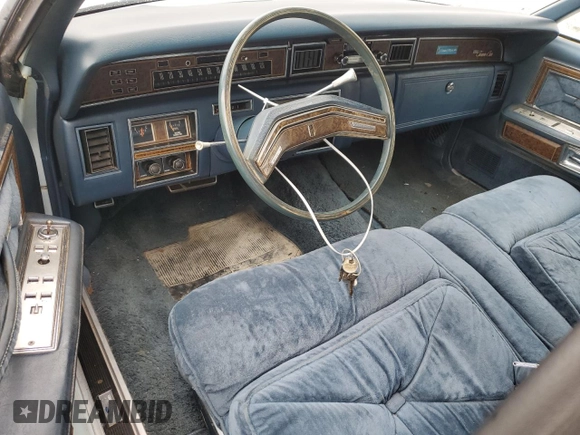1976 Lincoln Continental z VIN 6Y82A822248, wystawiony jako Copart lot #89287785 z przebiegiem 23 184 mil mil oraz Czysty tytuł • Clean title. Historia ofert i sprzedaży dostępna na DreamBid. Obrazek 8.