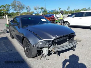 2014 Ford Mustang V6 z VIN 1ZVBP8EM2E5292790, wystawiony jako IAAI lot #41750975 z przebiegiem 94 495 mil mil oraz . Historia ofert i sprzedaży dostępna na DreamBid. Obrazek 6.