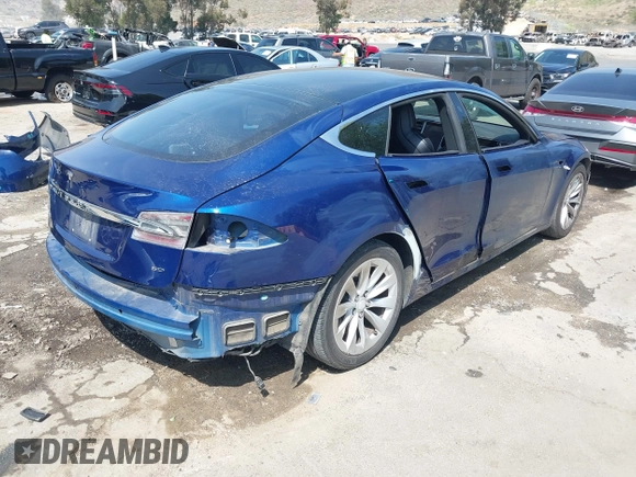2017 Tesla Model S 100D z VIN 5YJSA1E20HF208771, wystawiony jako IAAI lot #42111317 z przebiegiem 81 919 mil mil oraz . Historia ofert i sprzedaży dostępna na DreamBid. Obrazek 4.
