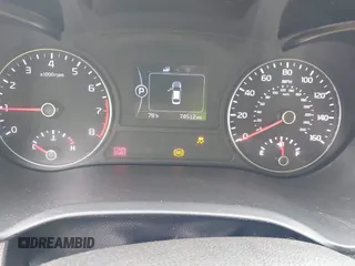 2017 Kia Optima LX z VIN 5XXGT4L36HG145802, wystawiony jako IAAI lot #42280279 z przebiegiem 74 512 mil mil oraz . Historia ofert i sprzedaży dostępna na DreamBid. Obrazek 7.