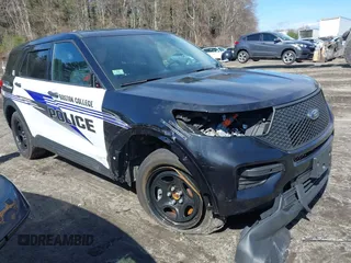 2022 Ford Police Interceptor Utility z VIN 1FM5K8AW4NNA02325, wystawiony jako IAAI lot #41584597 z przebiegiem 24 349 mil mil oraz . Historia ofert i sprzedaży dostępna na DreamBid. Obrazek 1.