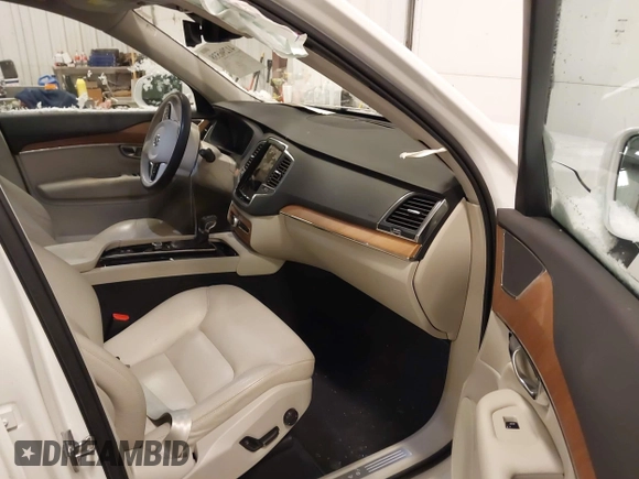2022 Volvo XC90 Momentum with VIN YV4102PK0N1801551, listed as a IAAI auction lot 41296538 with 35,710 mi miles and . Bid and sale history available at DreamBid. Image 5.