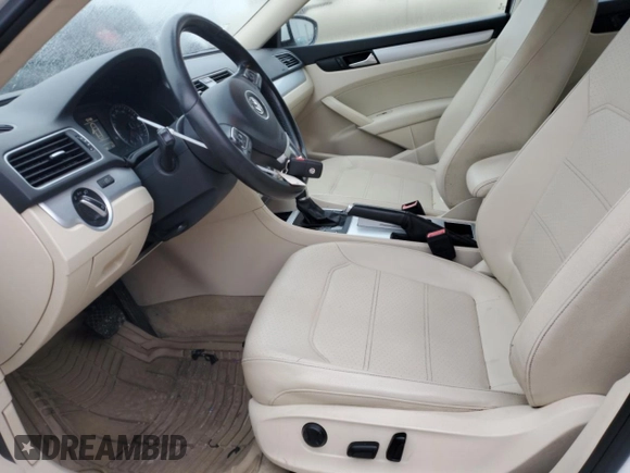 2012 Volkswagen Passat SE z VIN 1VWBH7A37CC030518, wystawiony jako Copart lot #86875014 z przebiegiem 136 259 mil mil oraz Czysty tytuł • Clean title. Historia ofert i sprzedaży dostępna na DreamBid. Obrazek 7.