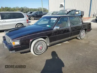 1985 Cadillac Fleetwood z VIN 1G6CB6984F4218496, wystawiony jako Copart lot #77674544 z przebiegiem 49 089 mil mil oraz Tytuł czysty. Historia ofert i sprzedaży dostępna na DreamBid. Obrazek 1.