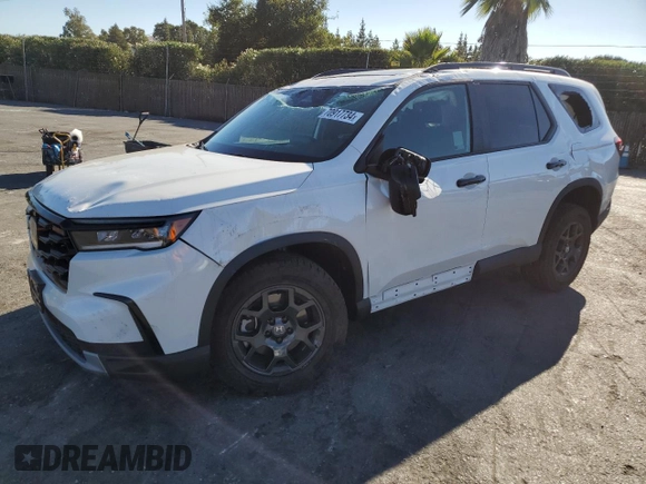 2025 Honda Pilot TrailSport with VIN 5FNYG1H65SB004479, listed as a Copart auction lot 70917734 with 7,582 mi miles and Salvage Title. Bid and sale history available at carsss.com. Image 1.
