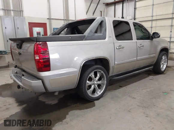 2007 Chevrolet Avalanche LTZ z VIN 3GNEC12037G144865, wystawiony jako IAAI lot #42592982 z przebiegiem 160 962 mil mil oraz . Historia ofert i sprzedaży dostępna na DreamBid. Obrazek 4.