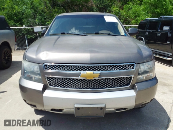 2013 Chevrolet Suburban LT with VIN 1GNSCJE03DR337592, listed as a IAAI auction lot 42101370 with 204,311 mi miles. Bid and sale history available at carsss.com. Image 12.