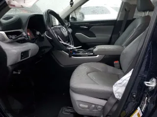 2022 Toyota Highlander XLE with VIN 5TDHZRBH7NS583655, listed as a Copart auction lot 84217444 with 46,830 mi miles and Salvage Title. Bid and sale history available at carsss.com. Image 7.