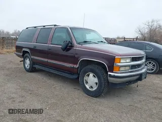 1996 Chevrolet Suburban z VIN 1GNFK16R2TJ380576, wystawiony jako IAAI lot #41829017 z przebiegiem 151 413 mil mil oraz . Historia ofert i sprzedaży dostępna na DreamBid. Obrazek 1.