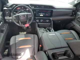 2025 GMC Sierra 2500HD AT4 z VIN 1GT4UPEY0SF206593, wystawiony jako Copart lot #52699045 z przebiegiem 5 036 mil mil oraz Szkoda całkowita • Salvage title. Historia ofert i sprzedaży dostępna na DreamBid. Obrazek 8.