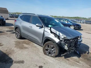 2024 Kia Seltos S z VIN KNDEUCAA0R7625439, wystawiony jako IAAI lot #42098012 z przebiegiem 14 375 mil mil oraz . Historia ofert i sprzedaży dostępna na DreamBid. Obrazek 1.