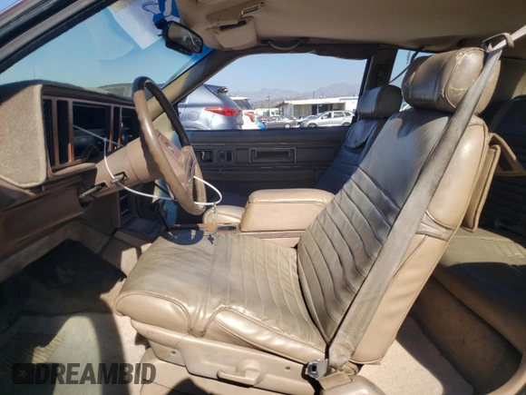 1988 Cadillac Eldorado z VIN 1G6EL115XJU611177, wystawiony jako Copart lot #46526855 z przebiegiem 122 780 mil mil oraz Szkoda całkowita • Salvage title. Historia ofert i sprzedaży dostępna na DreamBid. Obrazek 7.