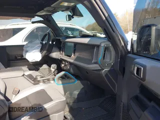 2024 Ford Bronco z VIN 1FMDE1AP3RLA66439, wystawiony jako IAAI lot #41071999 z przebiegiem 3 055 mil mil oraz . Historia ofert i sprzedaży dostępna na DreamBid. Obrazek 5.