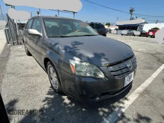 2006 Toyota Avalon XL z VIN 4T1BK36B96U091604, wystawiony jako Copart lot #60758515 z przebiegiem 185 001 mil mil oraz Czysty tytuł • Clean title. Historia ofert i sprzedaży dostępna na DreamBid. Obrazek 1.