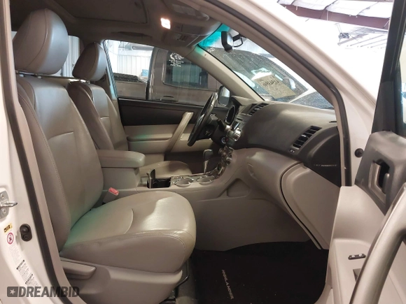 2011 Toyota Highlander with VIN 5TDBK3EHXBS069183, listed as a IAAI auction lot 41543896 with 221,490 mi miles. Bid and sale history available at carsss.com. Image 5.