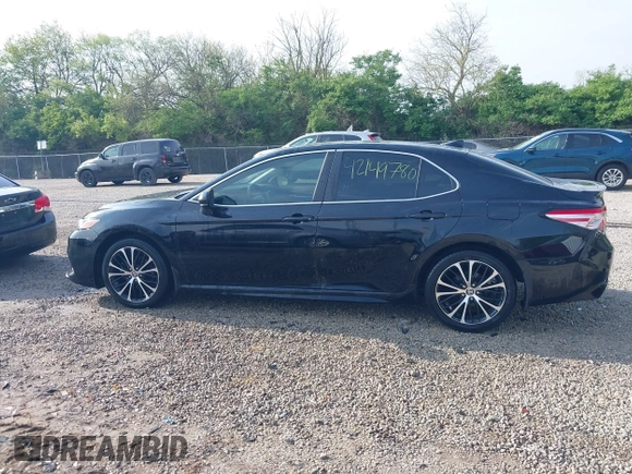2020 Toyota Camry SE z VIN 4T1G11AK7LU970275, wystawiony jako IAAI lot #42149780 z przebiegiem 67 969 mil mil oraz . Historia ofert i sprzedaży dostępna na DreamBid. Obrazek 14.