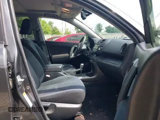 2012 Toyota RAV4 Sport z VIN JTMRK4DV9C5107828, wystawiony jako IAAI lot #42430899 z przebiegiem 109 768 mil mil oraz . Historia ofert i sprzedaży dostępna na DreamBid. Obrazek 5.