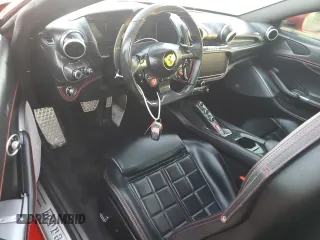 2019 Ferrari Portofino z VIN ZFF89FPA0K0242592, wystawiony jako Copart lot #74249014 z przebiegiem Nie podano mil oraz Nie do naprawy. Historia ofert i sprzedaży dostępna na DreamBid. Obrazek 8.