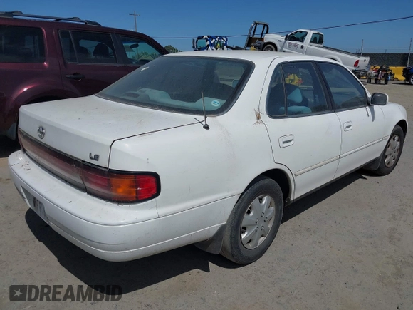 1993 Toyota Camry LE z VIN JT2SK12E0P0143650, wystawiony jako IAAI lot #42345181 z przebiegiem 264 350 mil mil oraz . Historia ofert i sprzedaży dostępna na DreamBid. Obrazek 4.