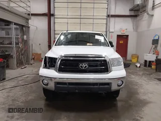 2013 Toyota Tundra z VIN 5TFDY5F13DX313385, wystawiony jako IAAI lot #42200622 z przebiegiem 161 470 mil mil oraz . Historia ofert i sprzedaży dostępna na DreamBid. Obrazek 13.