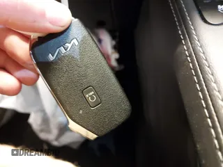 2022 Kia Telluride SX z VIN 5XYP54HC5NG264239, wystawiony jako IAAI lot #42259083 z przebiegiem 82 324 mil mil oraz . Historia ofert i sprzedaży dostępna na DreamBid. Obrazek 11.