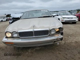 1997 Jaguar XJ Vanden Plas with VIN SAJKX6245VC800386, listed as a Copart auction lot 53651675 with 158,185 mi miles and Salvage Title. Bid and sale history available at DreamBid. Image 5.